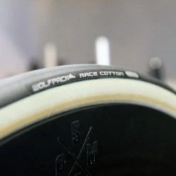 Titelseite -Fahrradzubehör Verkäufe Wolfpack Cotton Tyres 2